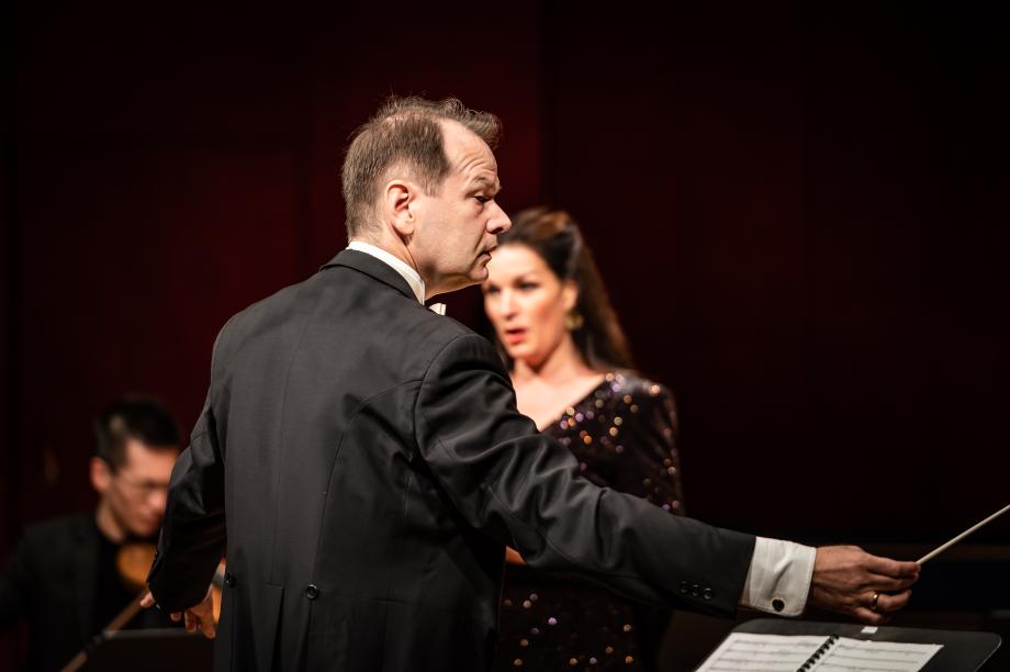 Prof. Richard Wien dirigiert das Kammerensemble beim Antrittskonzert von Prof.in Marion Eckstein