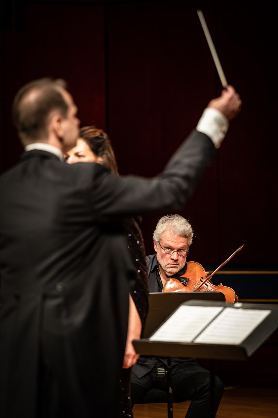 Prof. Richard Wien dirigiert das Kammerensemble beim Antrittskonzert von Prof.in Marion Eckstein