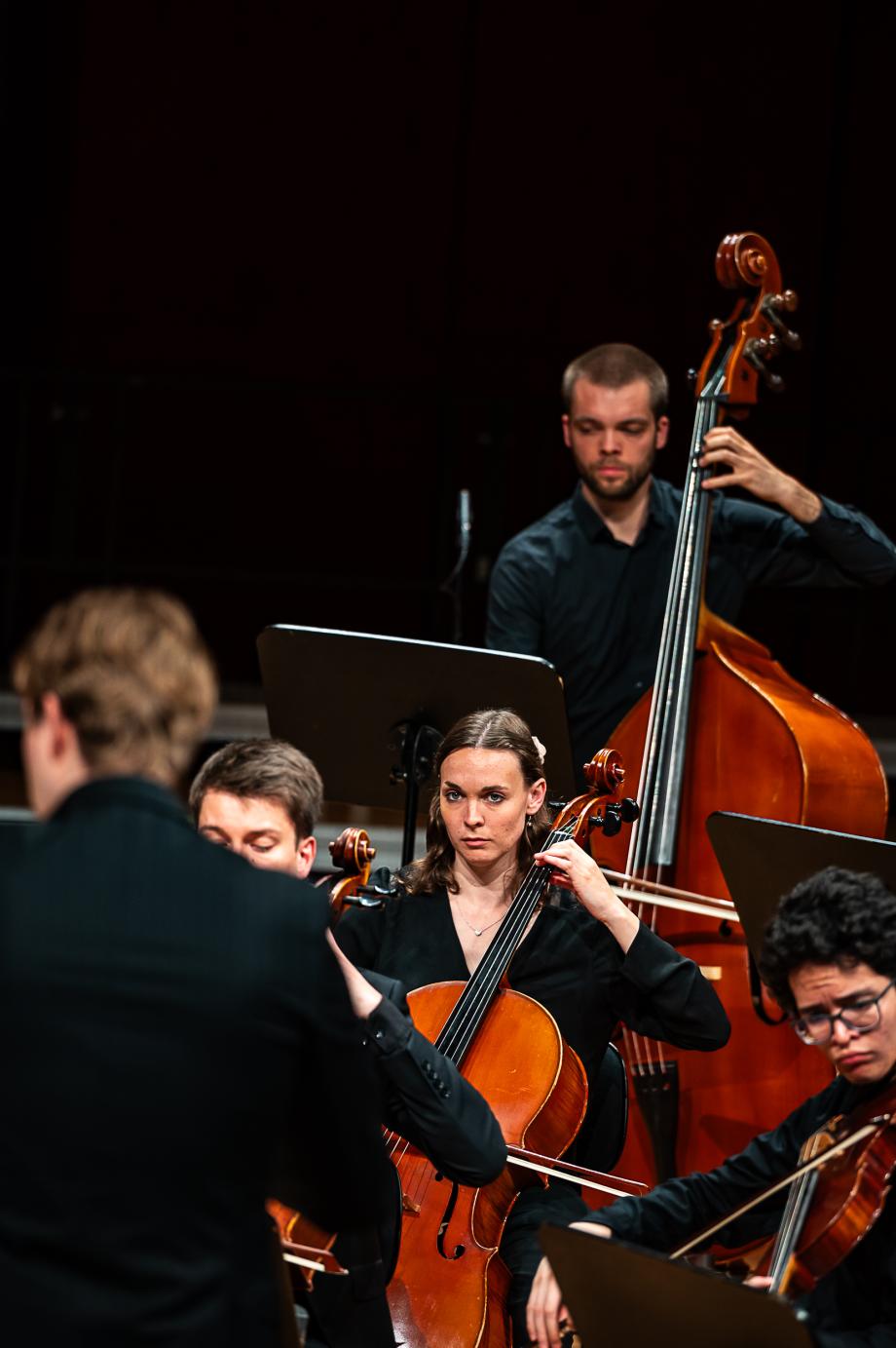 StudioOrchester auf dem Konzertsaalpodium.