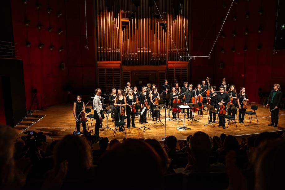Studioorchester auf dem Konzertsaalpodium.