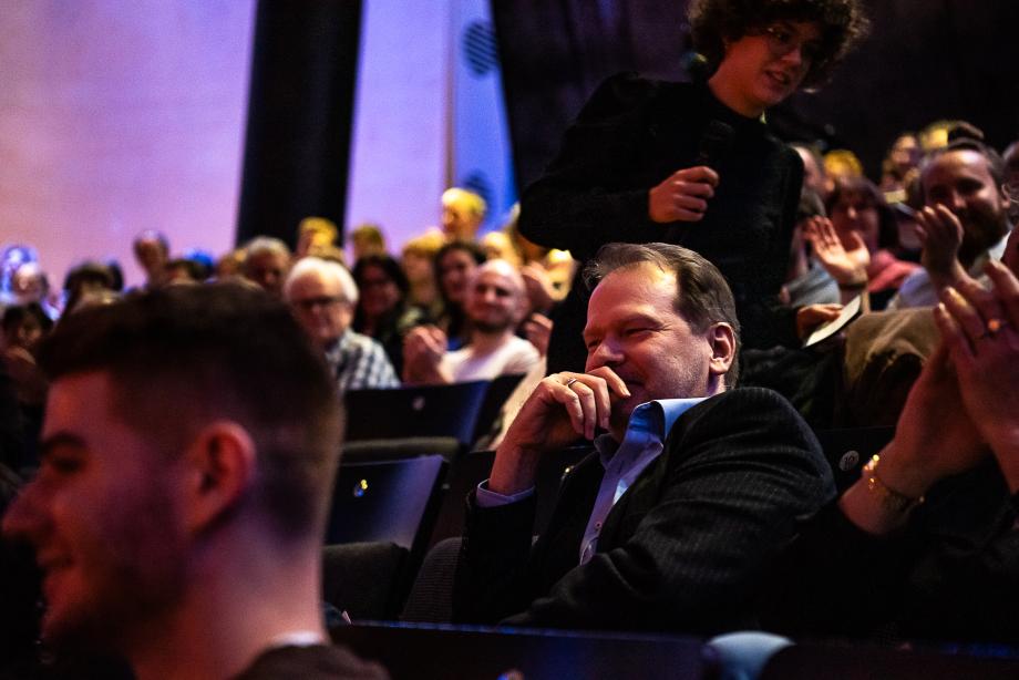 Portraitaufnahme von Prof. Richard Wien im Zuschauerraum des Konzertsaales.