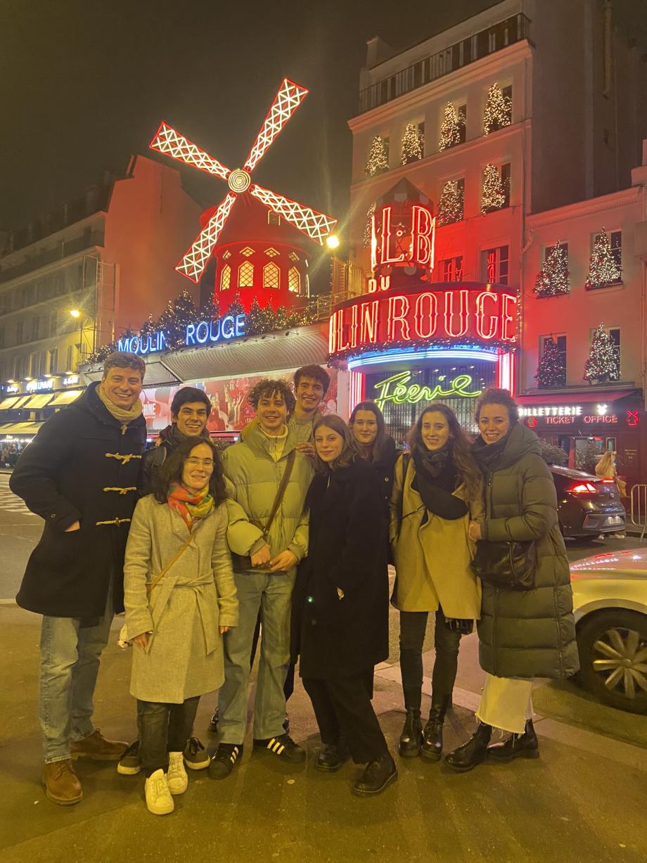 Gruppenbild bei Nacht der Paris-Exkursion vor dem Moulin Rouge.