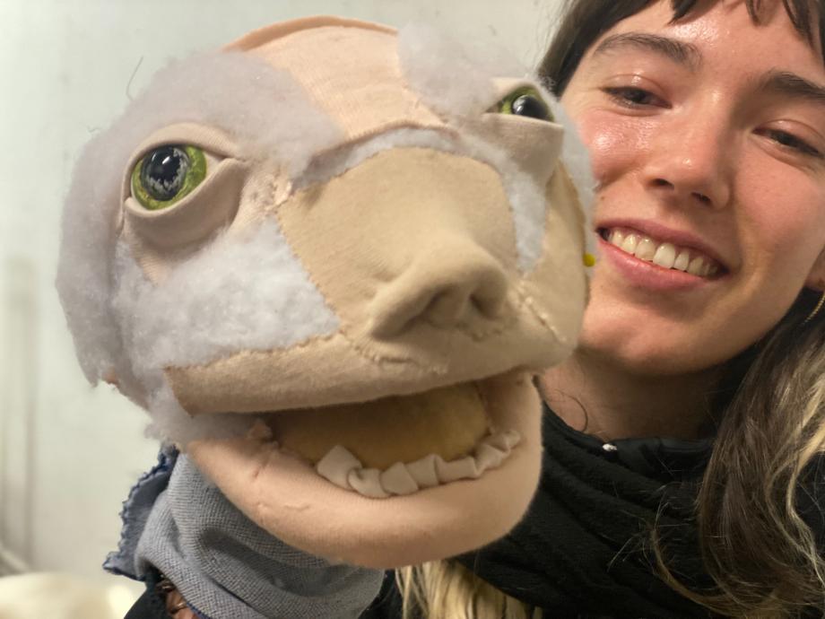 Studentin präsentiert Figurenkopf3