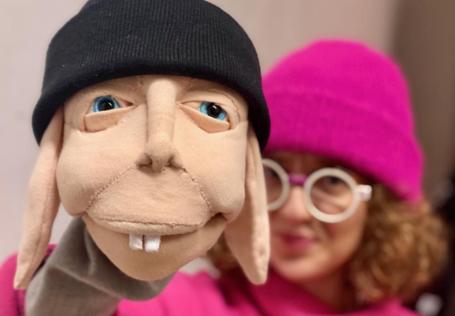 Studentin präsentiert Figurenkopf