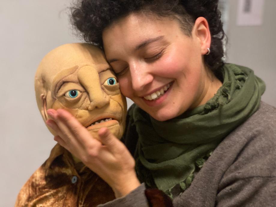 Studentin präsentiert Figurenkopf2