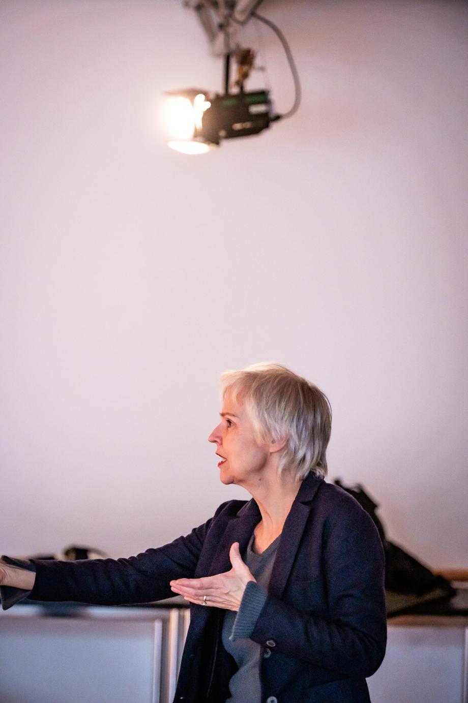 Frau gestikuliert und spricht.