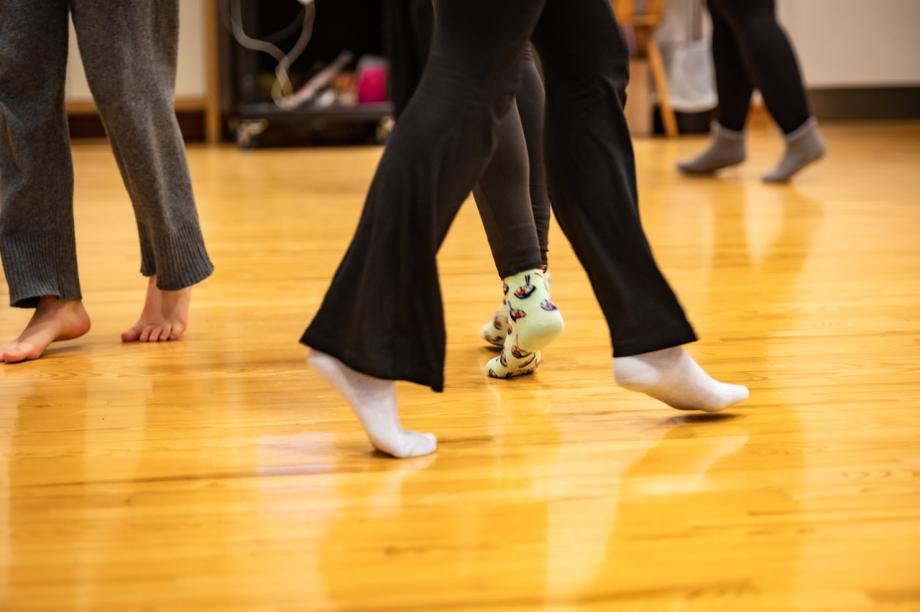 Beine, die auf Zehenspitzen laufen.