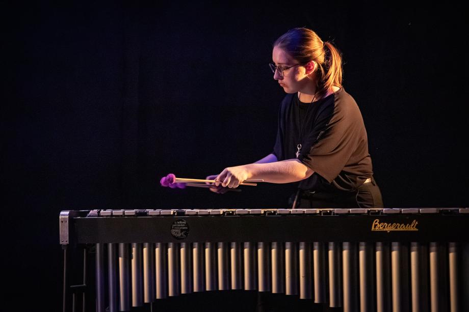 Enveloppes - Hüllen - Anna Fiveiska spielt Marimba