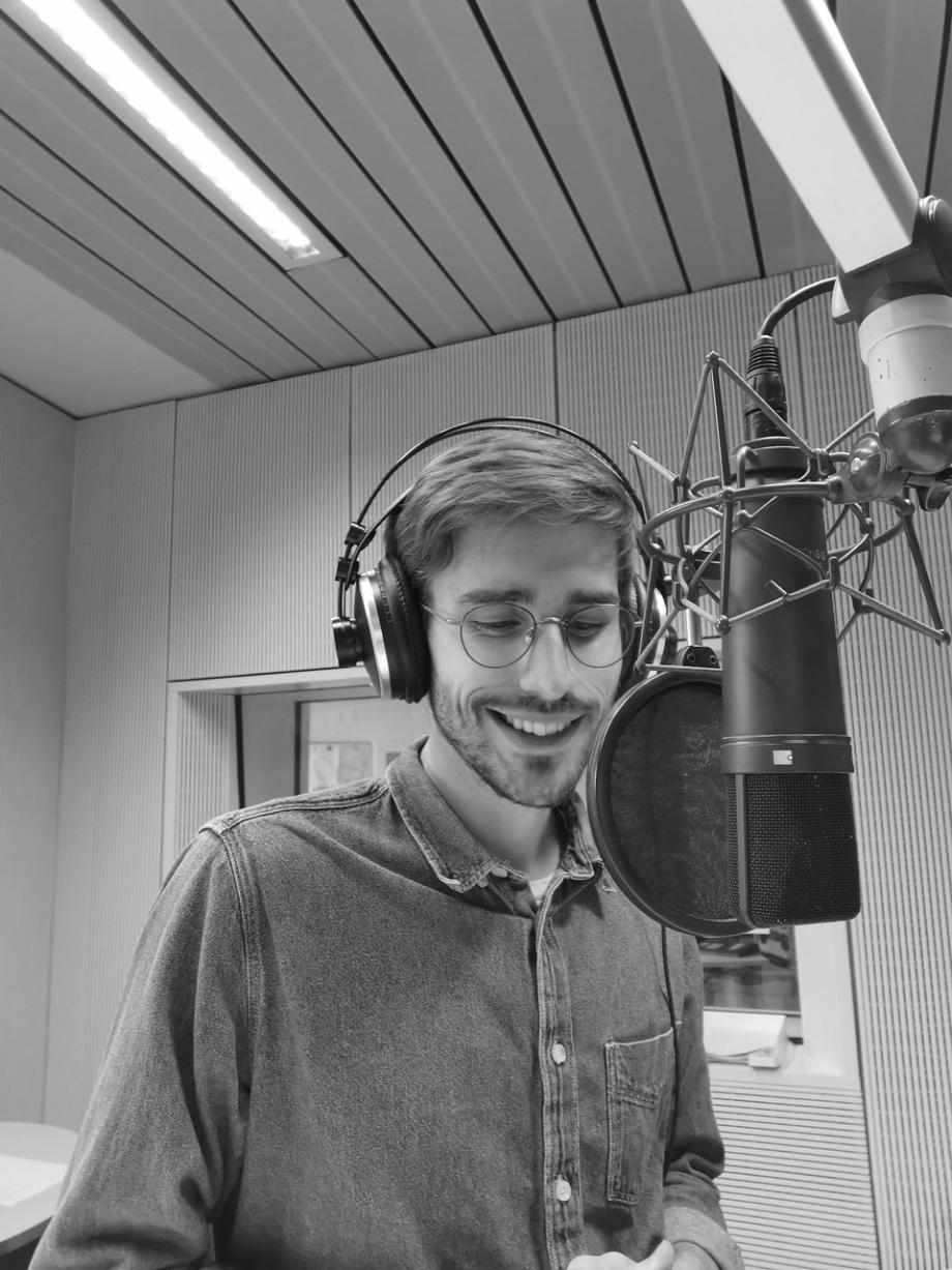 Aufnahme in Sprecher*innenkabine.