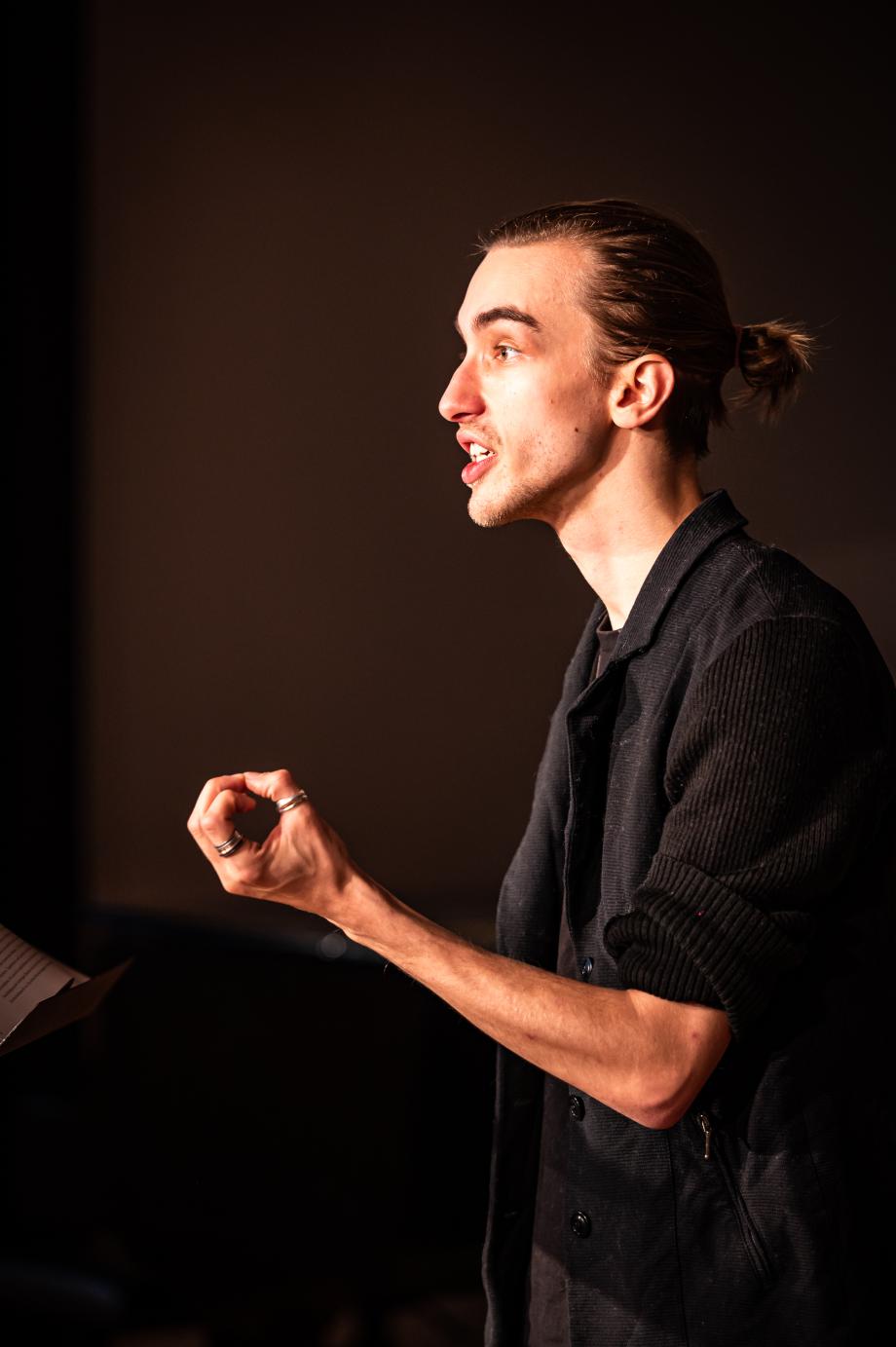 Mann spricht und gestikuliert.