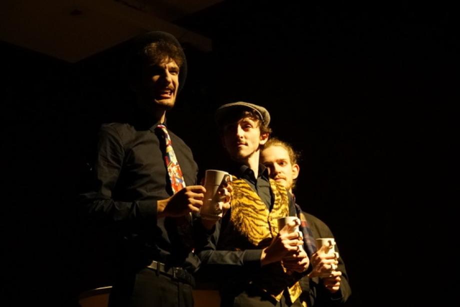 Drei Männer mit je drei Tassen kommunizieren miteinander.