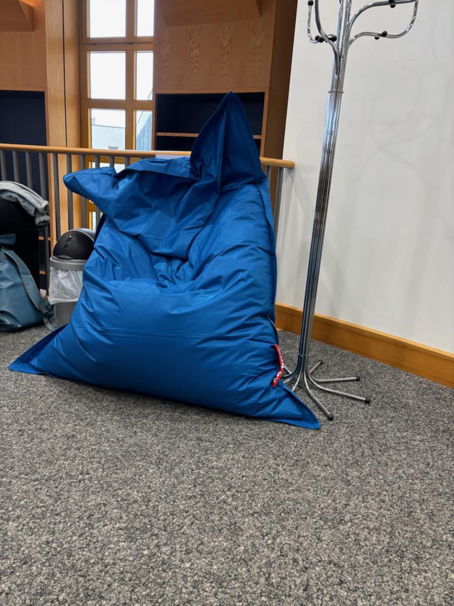 Ganz neu! Drei Sitzsäcke in der Bibliothek! Ruht euch aus, probiert es.