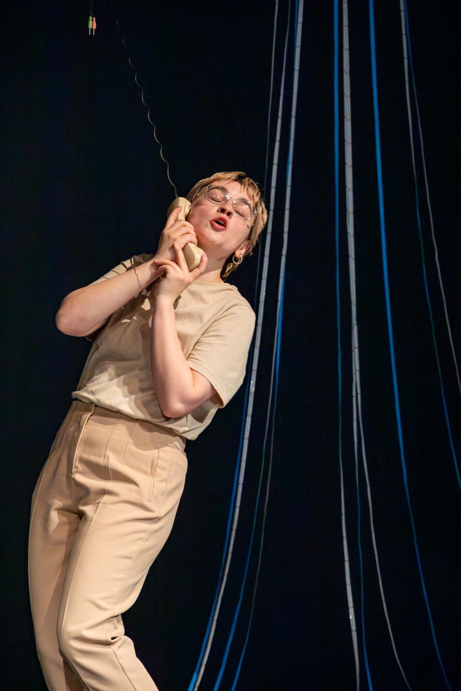 Sprecherin telefoniert auf der Bühne