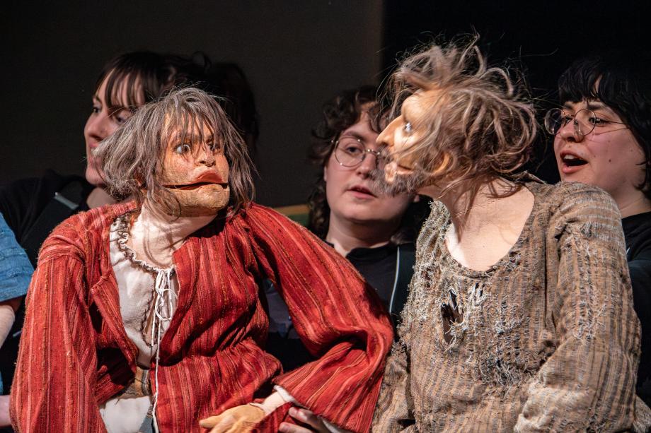 Zwei Puppen im Gespräch