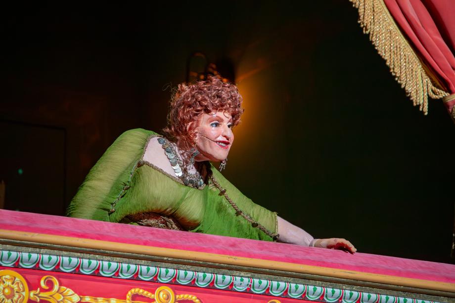 Weibliche Puppe blickt von Thaterbalkon