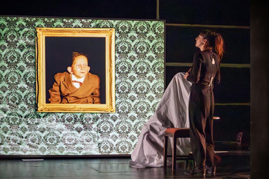 Frau betrachtet Portrait auf der Bühne