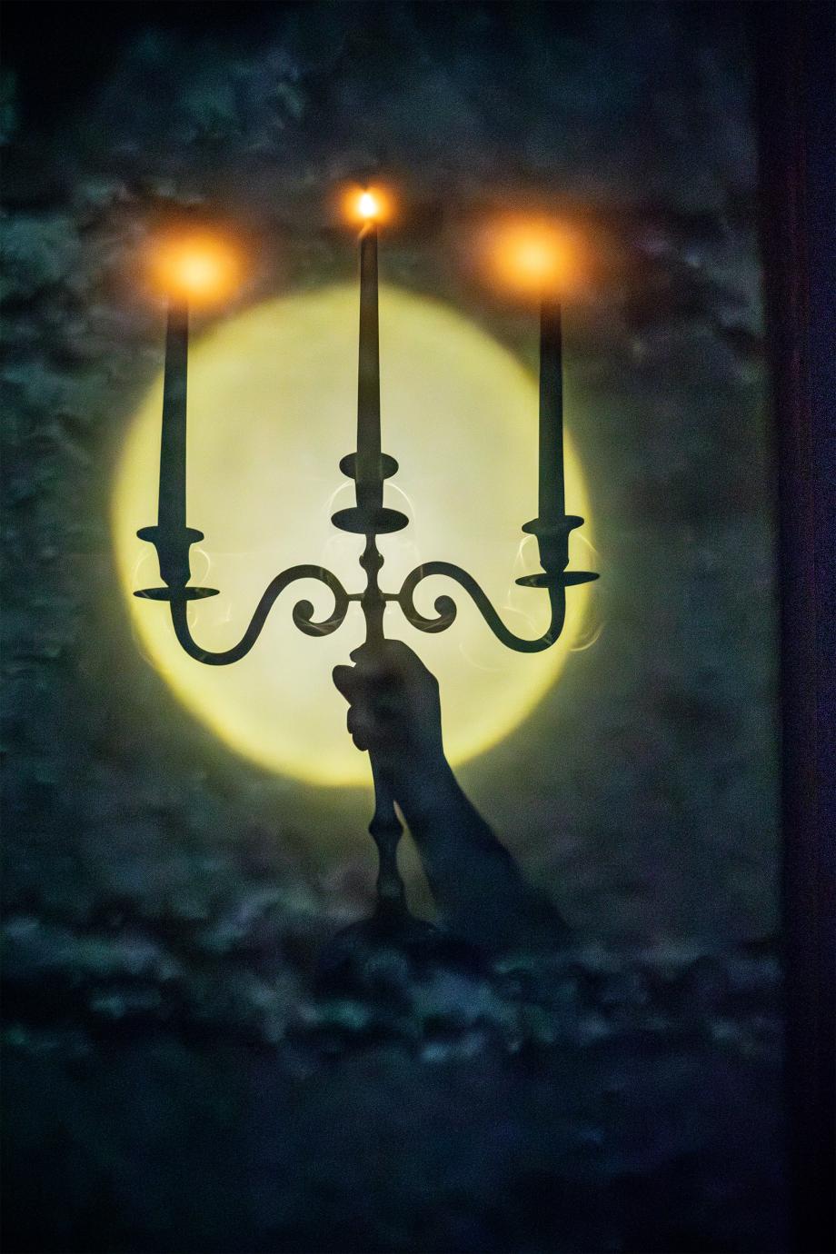 Ein alter Kerzenständer im Gegenlicht