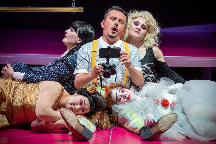 Szene aus der Oper Lulu mit den vier Lulu-Darstellerinnen