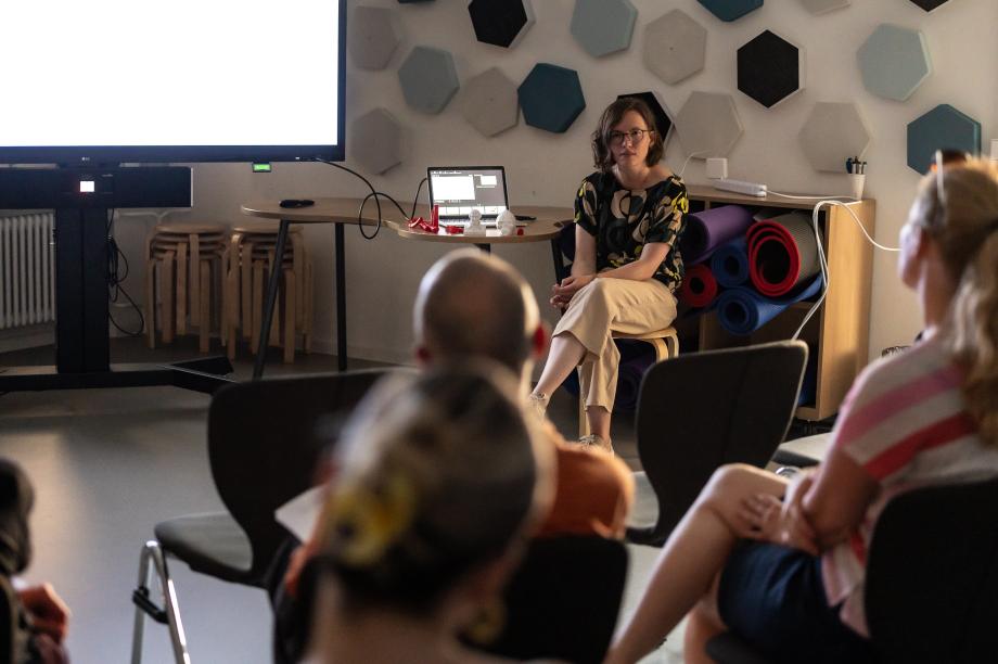 Karolin Schmitt-Weidmann präsentiert das Maker Space Konzept und seine Genese im Maker-Space vor Publikum. 