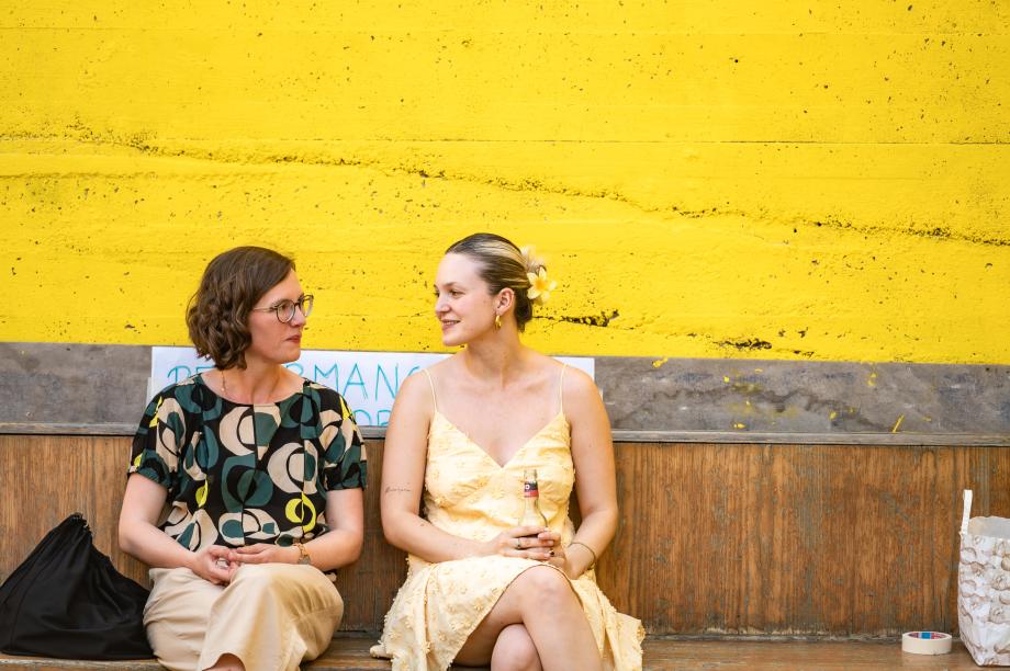 Karolin Schmitt-Weidmann und Milena Roder im Gespräch im Außenbereich des Maker-Space. 