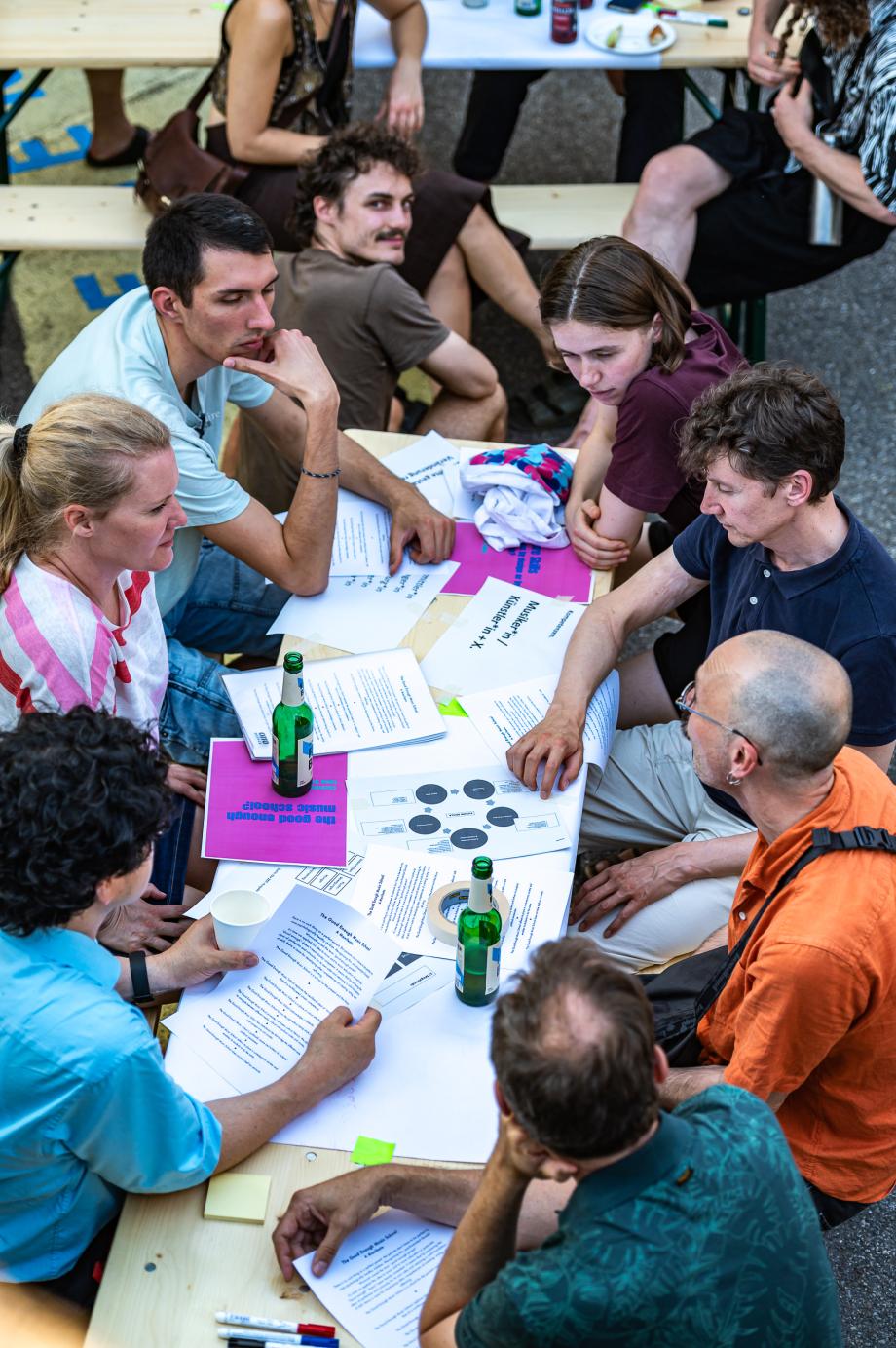 Studierende und Dozent*innen diskutieren im Außenbereich des Maker-Space.