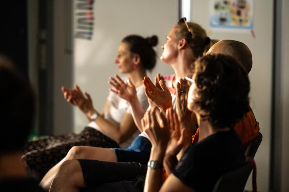 Das Publikum des Vortrags zur Maker Space Eröffnung applaudiert.