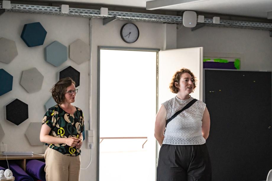 Karolin Schmitt-Weidmann und Maria Huber leiten die Gesprächrunden ein. 