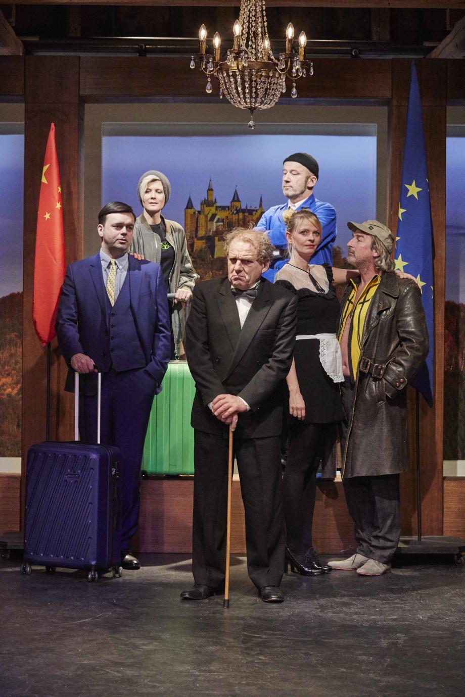 Ensemblebild aus dem Stück Global Player mit 6 Schauspieler*innen