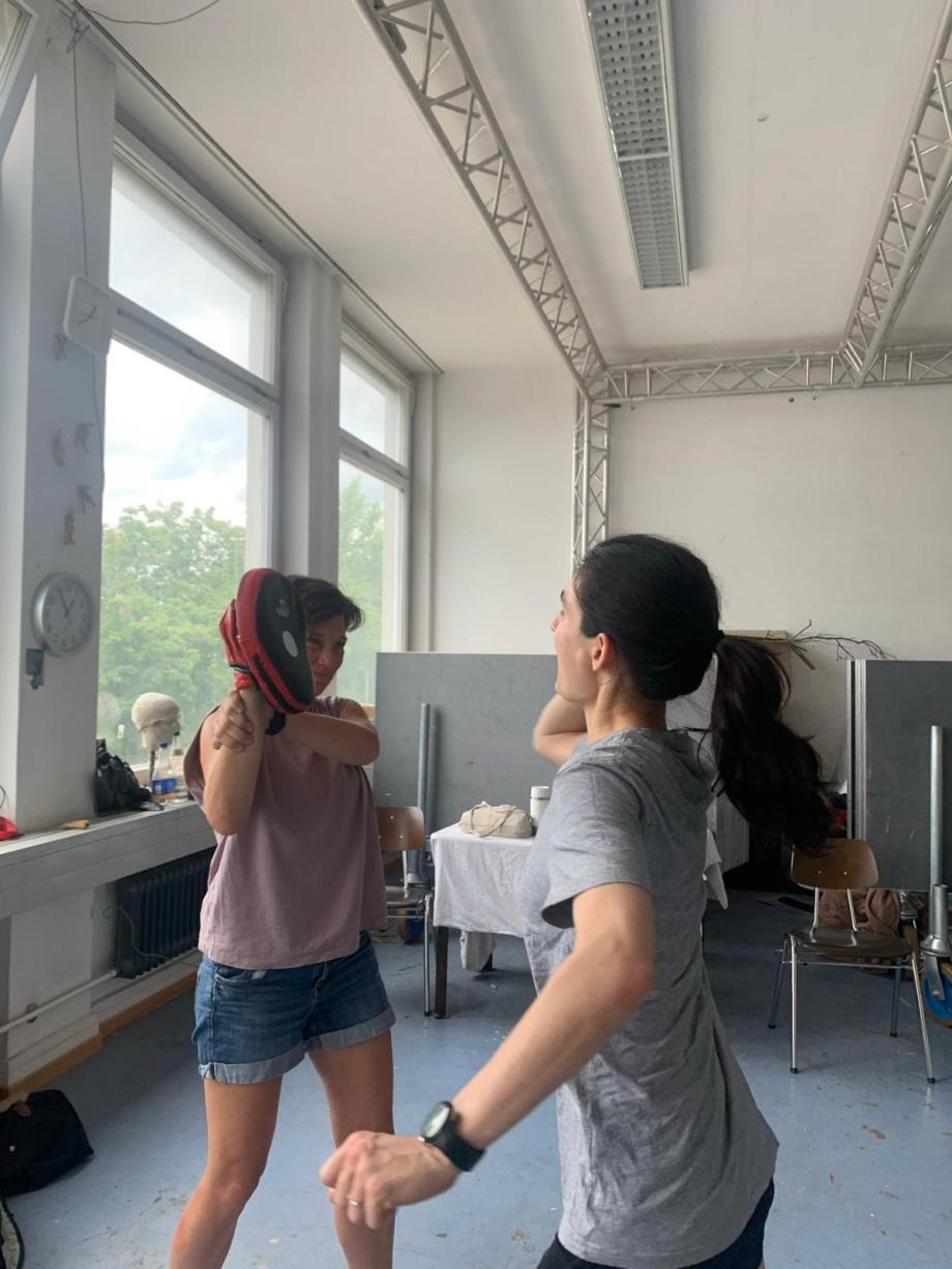 Studierende im Selbstverteidigungs-Workshop