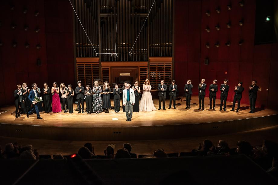 Die Schubertklasse beim Schlussapplaus auf dem Konzertsaalpodium