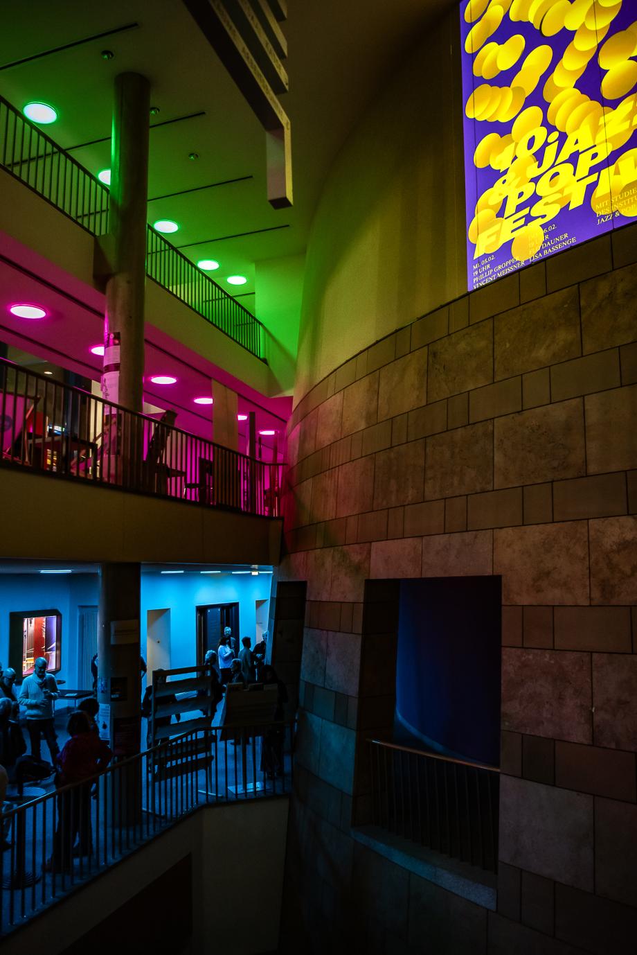 Das Foyer vor dem Konzertsaal ist auf zwei Ebenen bunt illuminiert.