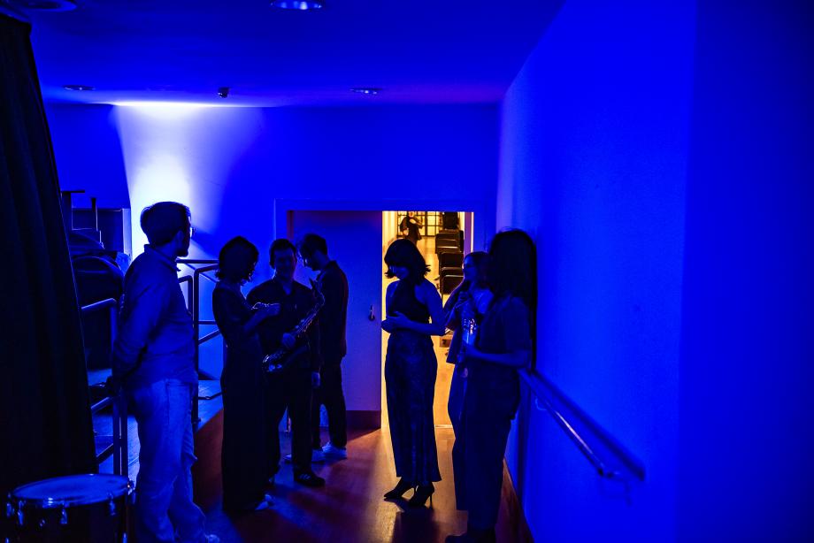Studierende warten hinter der Bühne auf ihren Auftritt beim Jazz-Festival.