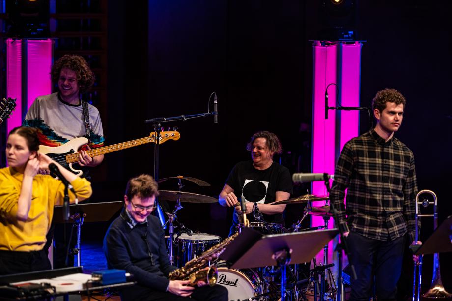 Ein Jazzband lacht während des Soundchecks vor dem Konzert.