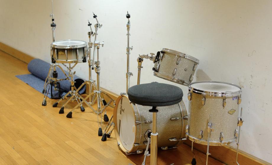 Auf dem Gang steht ein Schlagzeug in Perlmutt an der Wand.