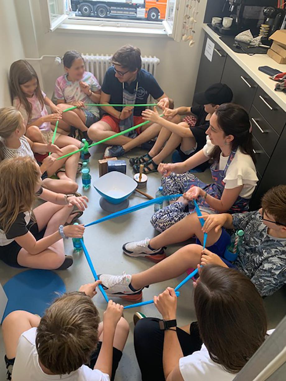 Küchenstation: Studierende und Kinder kochen mit Willy