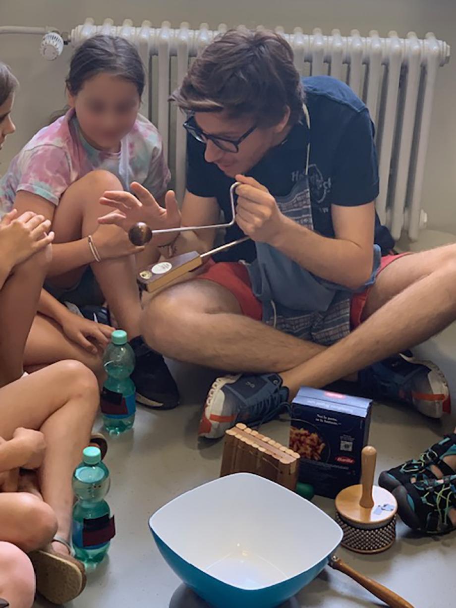 Küchenstation: Studierende und Kinder kochen mit Willy