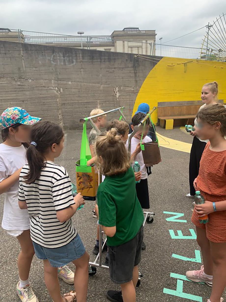 Außenstationen: Kinder erkunden im Außenbereich des Maker-Space verschiedene sensomotorische Erlebnisstationen. 