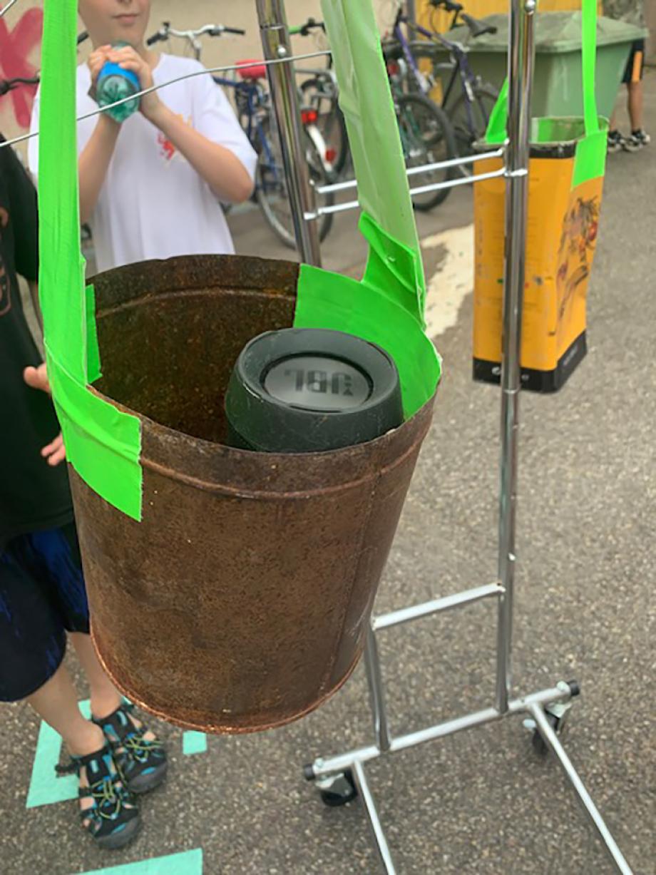 Außenstationen: Kinder erkunden im Außenbereich des Maker-Space verschiedene sensomotorische Erlebnisstationen. 