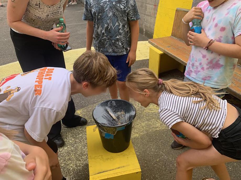 Außenstationen: Kinder erkunden im Außenbereich des Maker-Space verschiedene sensomotorische Erlebnisstationen. 