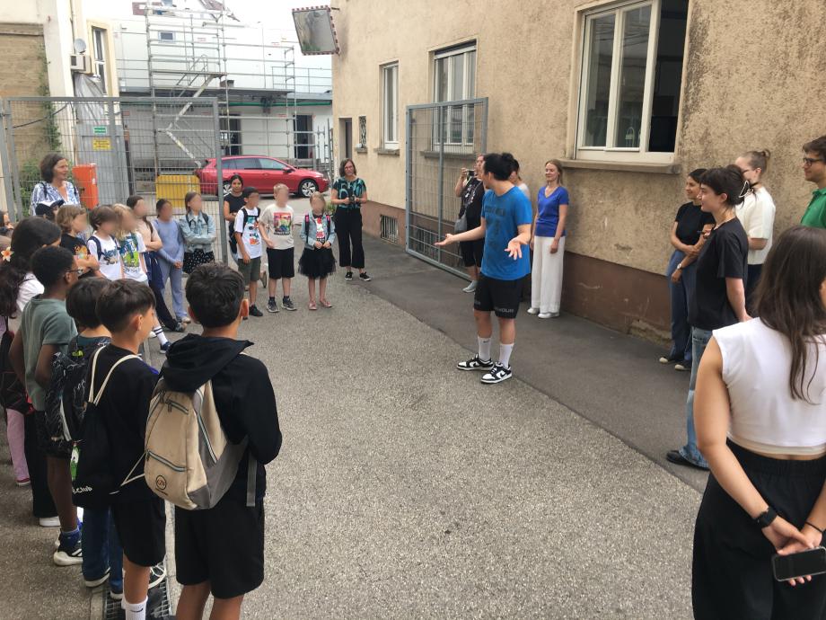 Begrüßung und Einführung in Willys Geschichte 