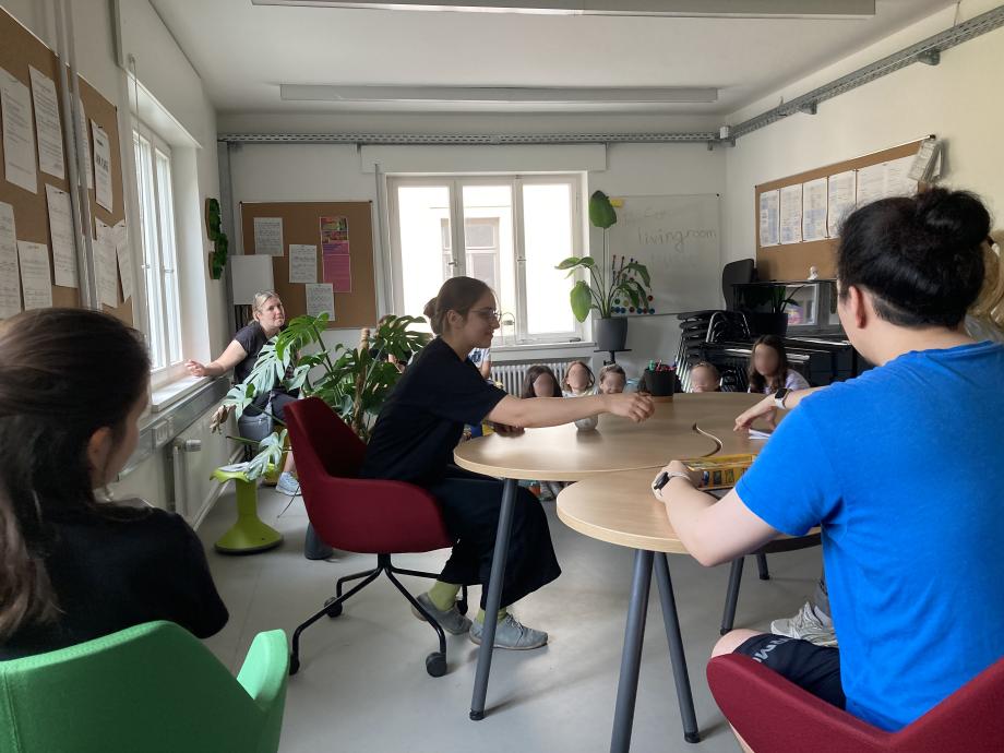 Willys Wohnzimmer: Studierende führen Cages Living Room Music auf.