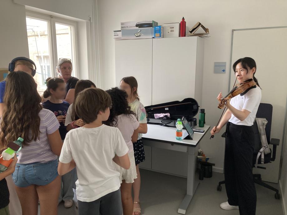 Willys Wohnzimmer: Studierende führen Cages Living Room Music auf.