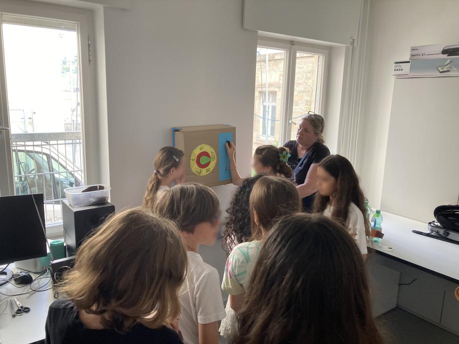 Radiostation mit Violine und selbstgebautem Pappradio.