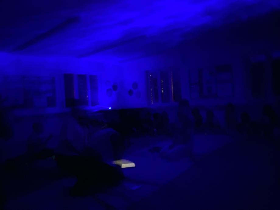 Wasserkonzert-Station in blauem Licht.