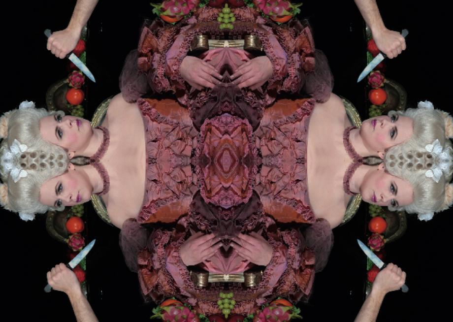 Frau in Barockkleidung und mit einem Messer in der hand wird kaleidoskopartig gezeigt