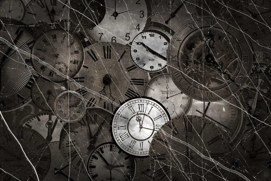 Viele alte Uhren in schwarz-weißer Darstellung