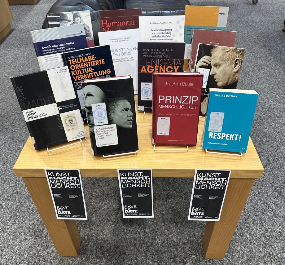 Das Bild zeigt Bücher zum Thema Musik und Menschlichkeit. Die Bücher stehen auf einem Tisch in der Bibliothek.