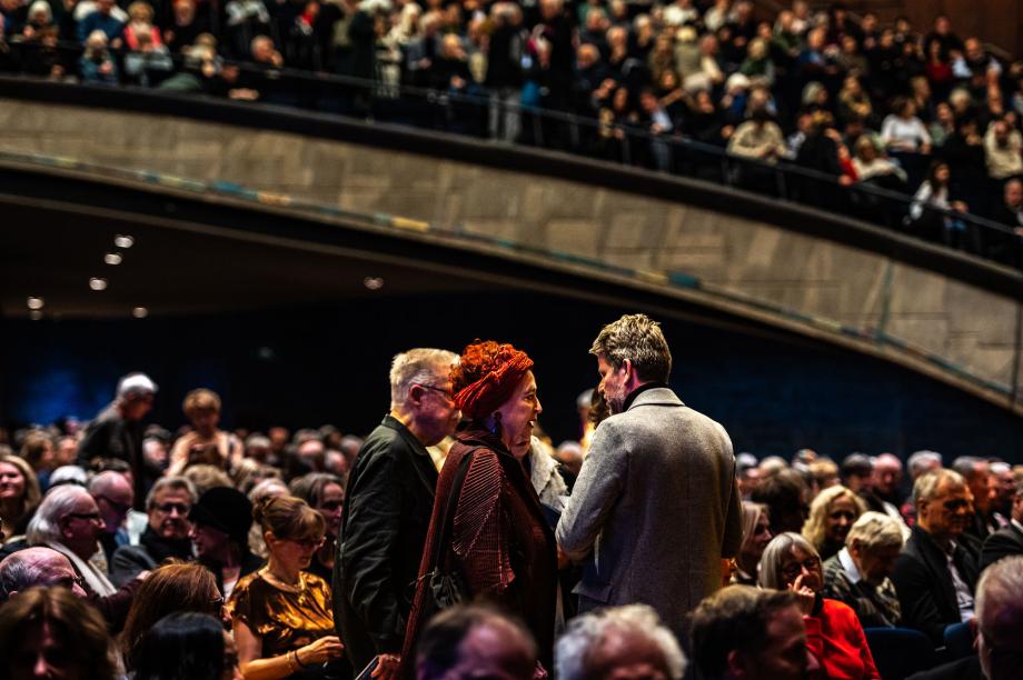 Randi Bubat und Florian Dauner im Zuschauerraum des Beethovensaales.