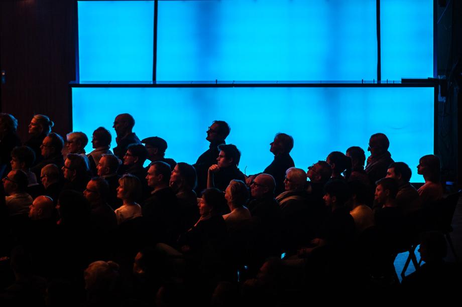 Publikumsbesucher vor der blau leuchtenden Installationsfläche von Nikolaus Koliusis beim Tributekonzert für Wolfgang Dauner.