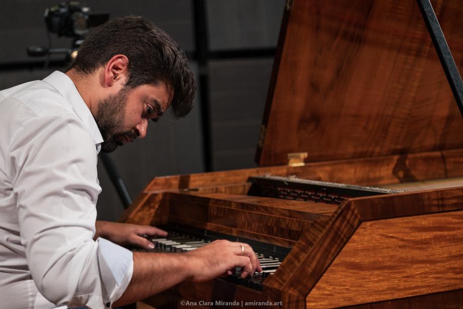 Pedro Sperandio musiziert an einem Hammerflügel.